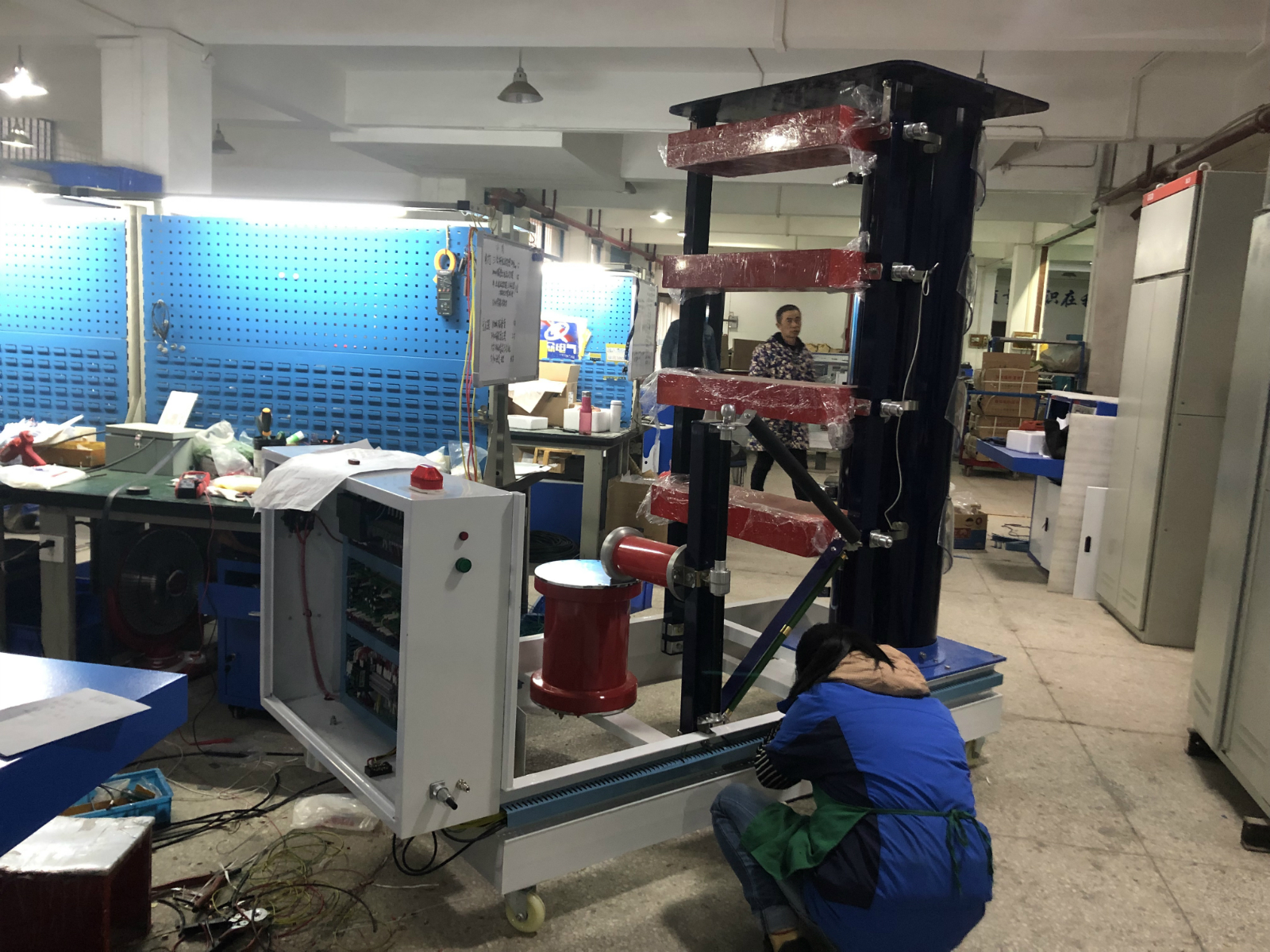 雷電沖擊電壓發(fā)生器試驗裝置試驗現(xiàn)場 雷電沖擊電壓發(fā)生器試驗裝置試驗現(xiàn)場